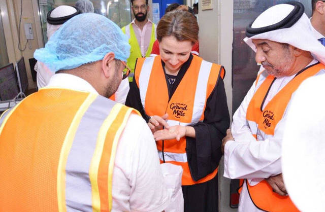 صور.. وزيرة الإمارات للأمن الغذائي تتطلع على إنتاج "أغذية"