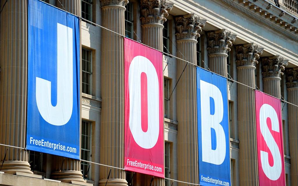 الاقتصاد الأمريكي يضيف 2.5 مليون وظيفة مع تراجع البطالة
