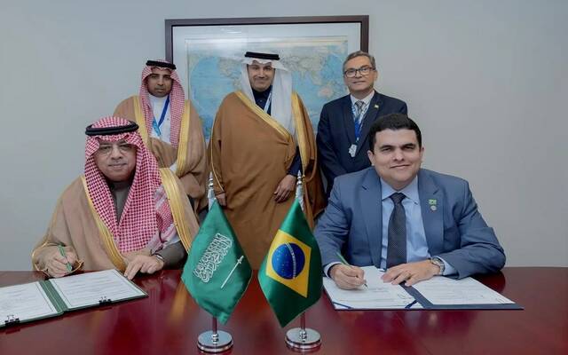 خلال توقيع إحدى الاتفاقيات