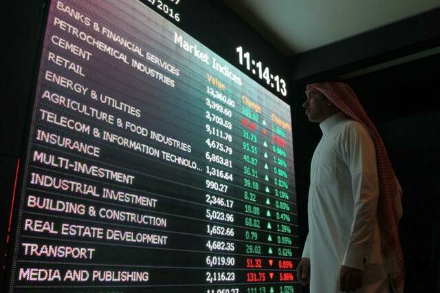 متعامل يتابع الأسهم السعودية