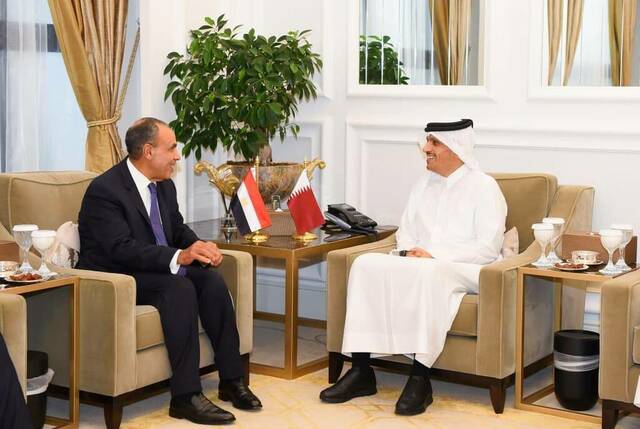 الدكتور بدر عبد العاطي وزير الخارجية والتعاون الدولي والمصريين بالخارج مع الشيخ محمد بن عبد الرحمن آل ثاني رئيس مجلس الوزراء وزير الخارجية القطري