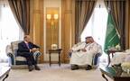 وزير الاقتصاد والتخطيط فيصل بن فاضل الإبراهيم ورئيس مجلس الإدارة والرئيس التنفيذي لشركة بلاك روك لاري فينك