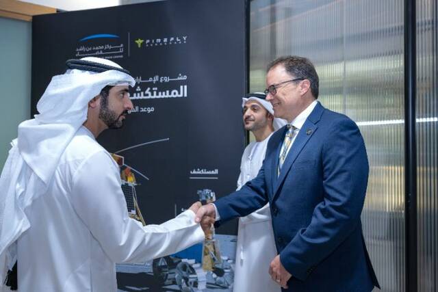 الشيخ حمدان بن محمد بن راشد آل مكتوم ولي عهد دبي أثناء توقيع الاتفاقية