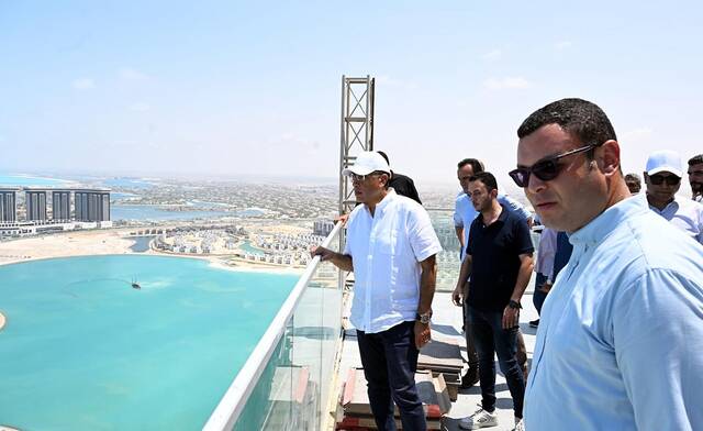 مصطفى مدبولي رئيس مجلس الوزراء المصري يتفقد الأبراج الشاطئية LD06