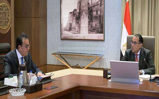 مصطفى مدبولي رئيس مجلس الوزراء المصري وخالد عبد الغفار نائب رئيس مجلس الوزراء للتنمية البشرية وزير الصحة والسكان