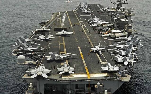 حاملة طائرات أمريكية