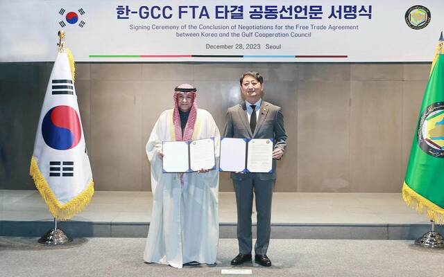 الأمين العام لمجلس التعاون الخليجي ووزير التجارة الكوري الجنوبي بعد توقيع اتفاقية التجارة الحرة بين الجانبين