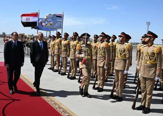 رئيس الوزراء المصري يستقبل نظيره الأردني بمطار القاهرة الدولي