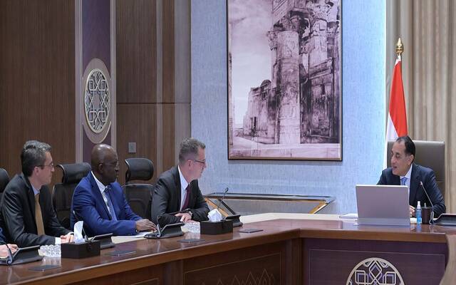 مدبولي يستعرض اتفاق تعزيز مشاركة القطاع الخاص في تشغيل مطارات مصر