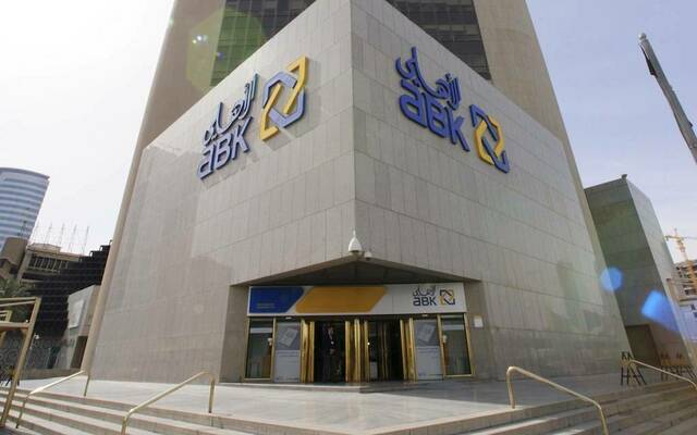 "فيتش" تُثبت تصنيفات البنك الأهلي الكويتي