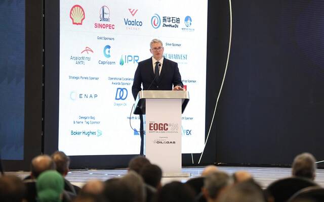 الوزير أثناء إلقاء كلمته