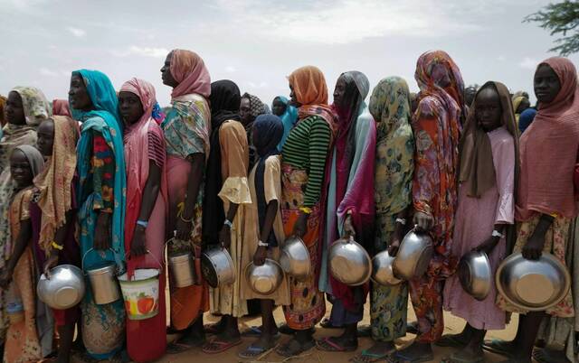 عدد من النازحين السودانيين