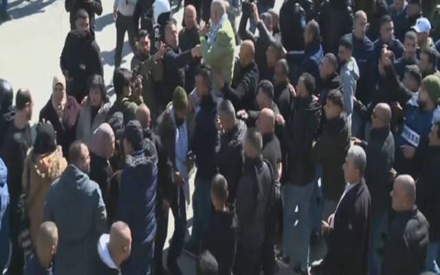 وصول عدد من الأسرى الفلسطينيين المفرج عنهم إلى رام الله