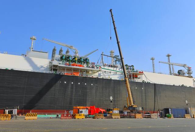 وزير البترول المصري يوجه بسرعة ربط وحدة تغييز جديدة بمياء السخنة