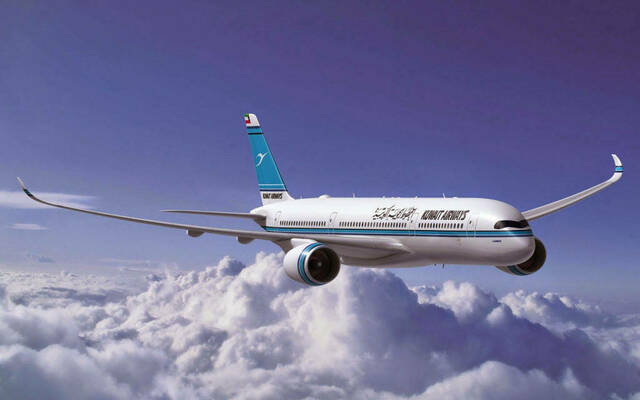 إحدى طائرات الكويتية تُحلق في السماء