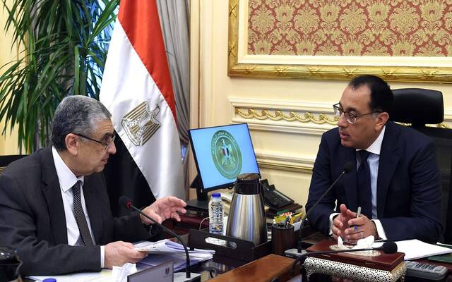 حكومة مصر تناقش جهود جذب المزيد من الاستثمارات بقطاع الطاقة المتجددة