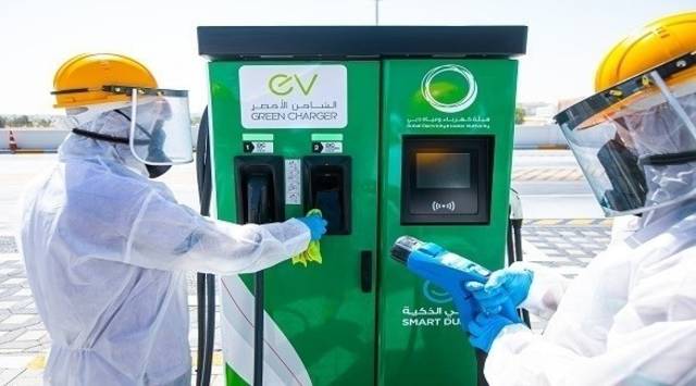 كهرباء دبي تطلق برنامجاً دورياً لتعقيم محطات شحن السيارات الكهربائية بالإمارة