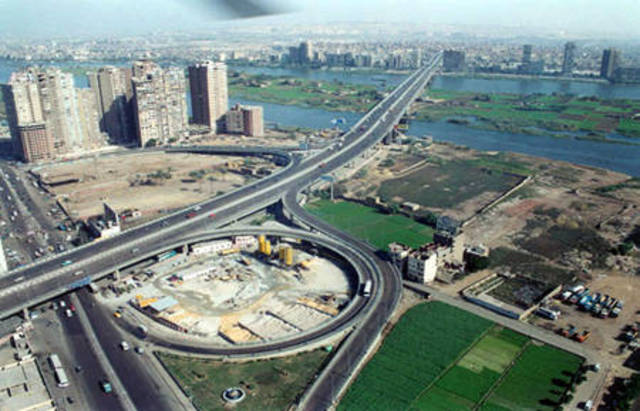 El-Sisi discusses integrated plan to develop, establish new roads