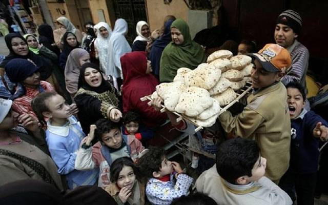 مصر تنفي زيادة سعر الخبز المدعم وفرض رسوم150جنيهاً لدفن الموتى