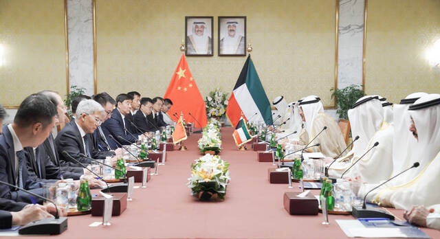 خلال جلسة المباحثات