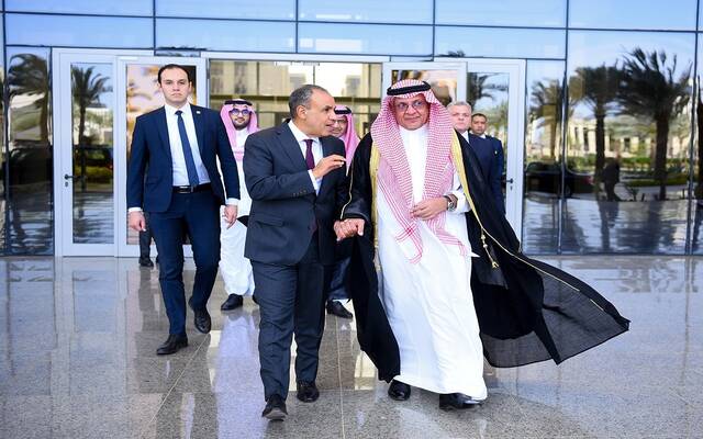 بدر عبدالعاطي وزير الخارجية والهجرة المصري ومحمد التويجري أمين مجلس التنسيق الأعلى المصري السعودي