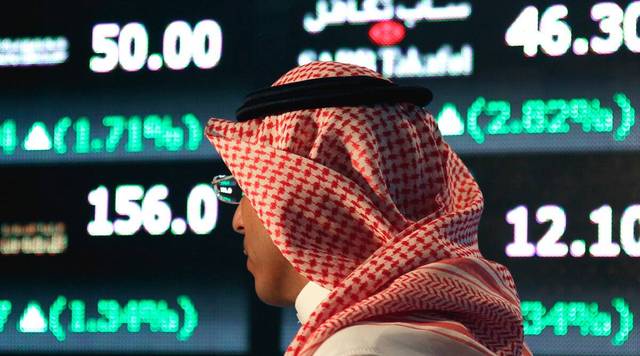 متعامل يتابع أسعار الأسهم السعودية، أرشيفية
