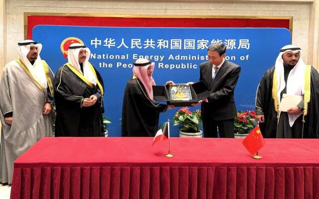 خلال توقيع الاتفاقية