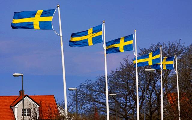 المركزي السويدي يرفع معدل الفائدة من النطاق السالب