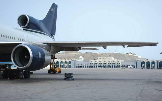 العقد يشمل تصميم وإنشاء مدرج فرعي وللطوارئ مع نظم إضاءة الجانب الجوي، وتطوير وتوسعة المدرج الحالي