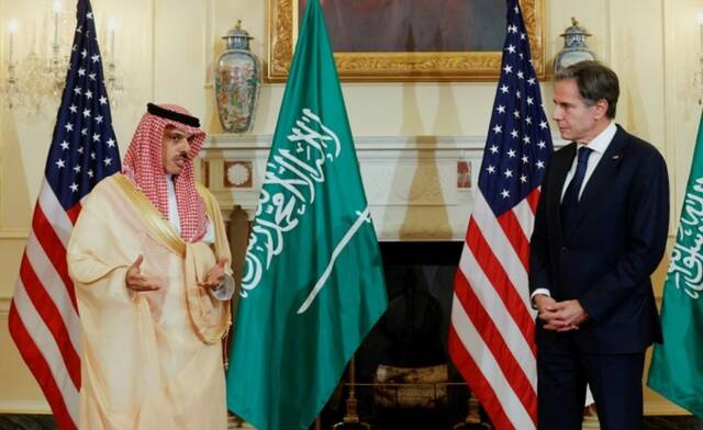 الأمير فيصل بن فرحان بن عبدالله وزير الخارجية ونظيره الأمريكي