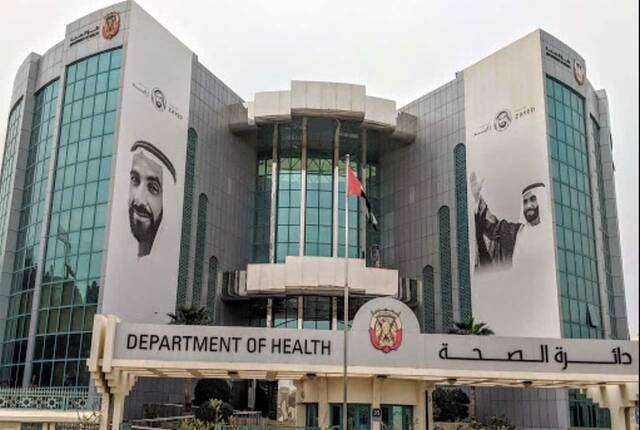 إغلاق 4 منشآت صحية في أبوظبي لتورطها بإصدار إجازات مرضية وهمية مقابل المال