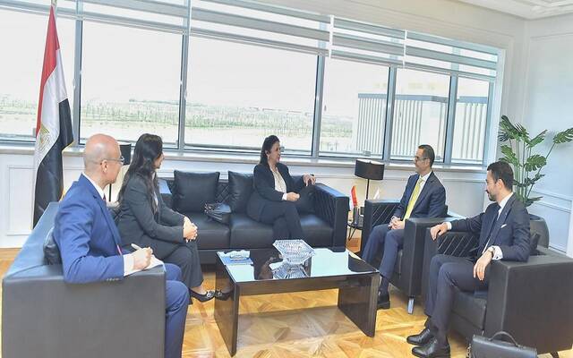 حسن الخطيب وزير الاستثمار والتجارة الخارجية مع حسن الشبراويشي رئيس شركة AXA مصر