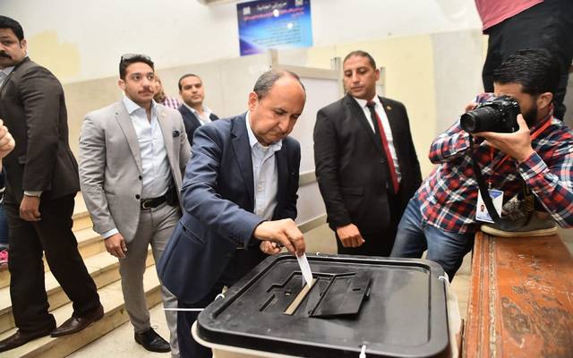 بالصور..وزير الصناعة المصري يدلي بصوته بالاستفتاء على التعديلات الدستورية
