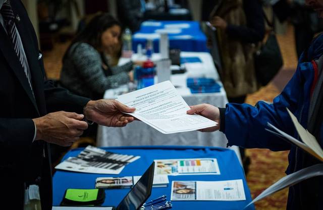 US weekly jobless claims rise 2,000