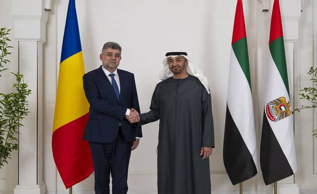 الشيخ محمد بن زايد آل نهيان رئيس الإمارات وأيون مارسيل تشيولاكو رئيس وزراء جمهورية رومانيا