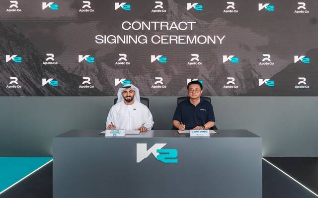 جانب من توقيع العقد