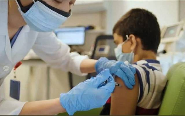 الصحة السعودية: بدء تلقي أولى جرعات لقاح كورونا للفئة العمرية "12-18" عاماً