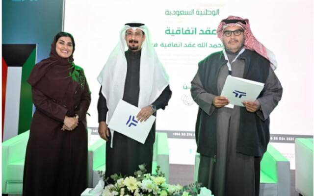 جانب من توقيع اتفاقية خلال معرض المنتجات الوطنية السعودية بالكويت