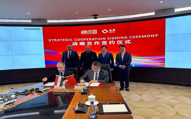 مراسم توقيع اتفاقية تعاون لنقل التكنولوجيا وتوطين صناعة الخلايا الشمسية والوحدات الكهروضوئية بين شركة كيميت المصرية وشركة سوتشو ويتشنغ الصينية