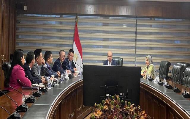 مصر تبحث التعاون مع "هواوي" في مجال تطوير البنية الرقمية بقطاع الطيران