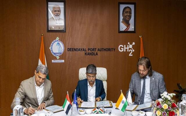 مذكرة تفاهم بين موانئ دبي وميناء ديندايال لتطوير نقل البضائع بتقنية "ماغ ريل"