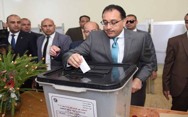 رئيس الوزراء المصري يدلي بصوته في استفتاء التعديلات الدستورية