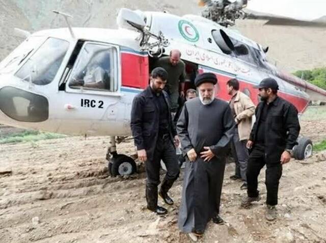 الرئيس الإيراني أمام طائرة مروحية
