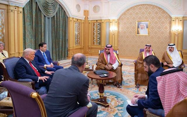 جانب من لقاء الرئيس الأمريكي ونظيره السوري بحضور ولي العهد السعودي