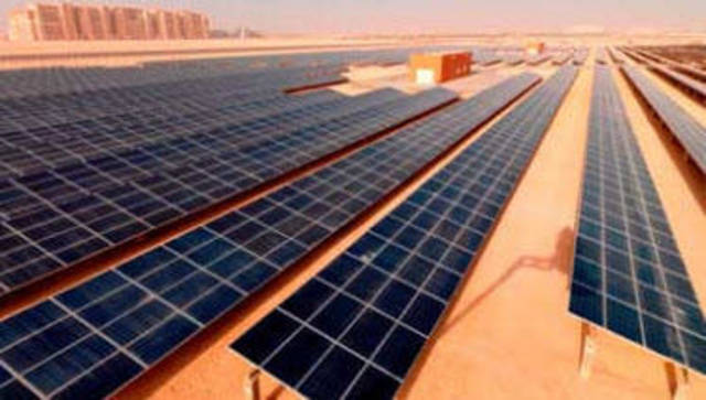140 مليون دولار من الإمارات لتزويد 70 مدينة مصرية بالطاقة الشمسية