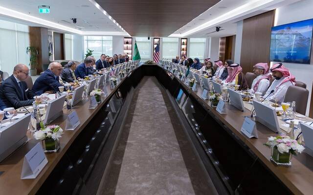 وزير التجارة يعقد لقاء طاولة مستديرة مع قطاع الأعمال الأمريكي
