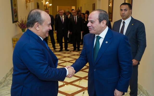 الرئيس المصري عبد الفتاح السيسي وسيفي غريب الوزير الأول للجمهورية الجزائرية الديمقراطية الشعبية