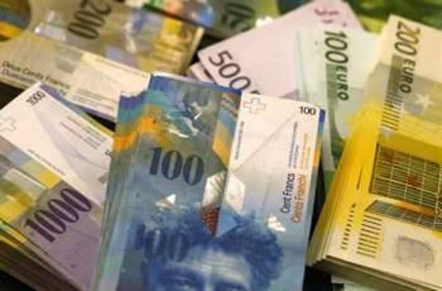 الفرنك السويسري يقفز بمقدار 30% مقابل اليورو بعد فصل الارتباط