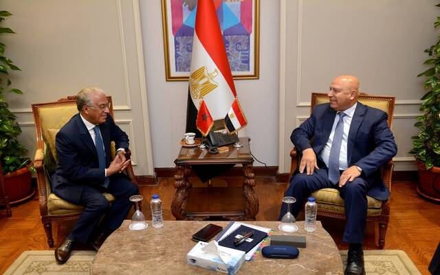 الفريق مهندس كامل الوزير نائب رئيس مجلس الوزراء للتنمية الصناعية في مصر ومحمد ايت وعلي سفير المملكة المغربية بالقاهرة