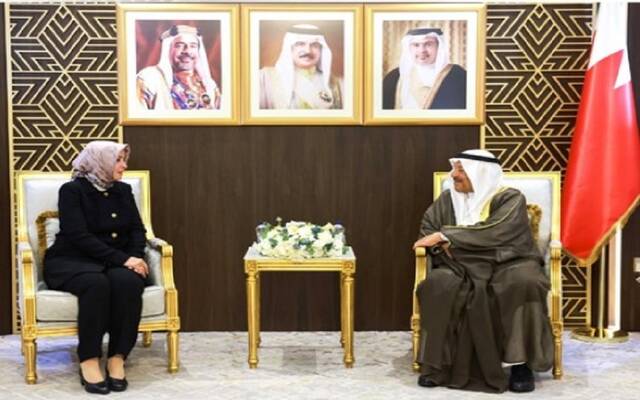 علي بن صالح الصالح رئيس مجلس الشورى البحريني و عائشة هلال صايان كويتاك سفيرة الجمهورية التركية لدى مملكة البحرين